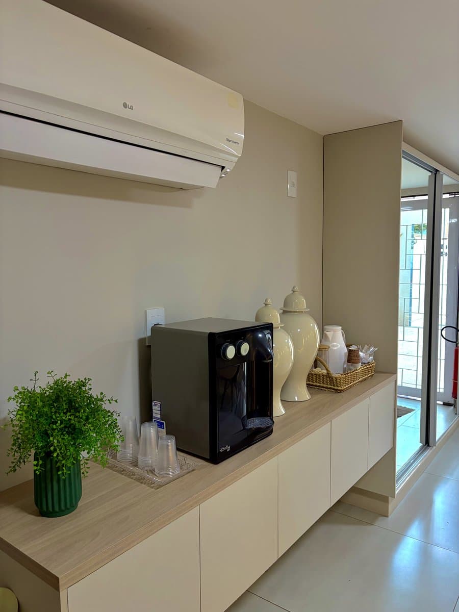 Copa com água e café à disposição dos pacientes