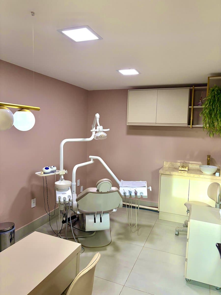 Sala de atendimento odontológico com equipamentos modernos